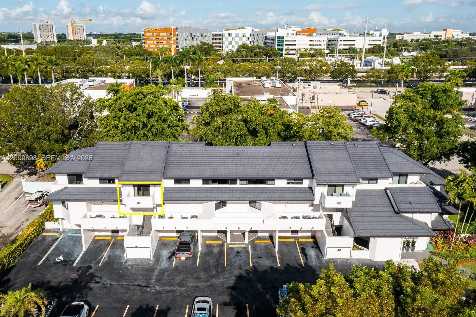 Same as what I wrote on the previous picture! Beyond the unit looking due-North is the Metro rail station and the tall buildings you see  are the buildings ( many of them, the Dorms ) that is on University of Miami's main campus.