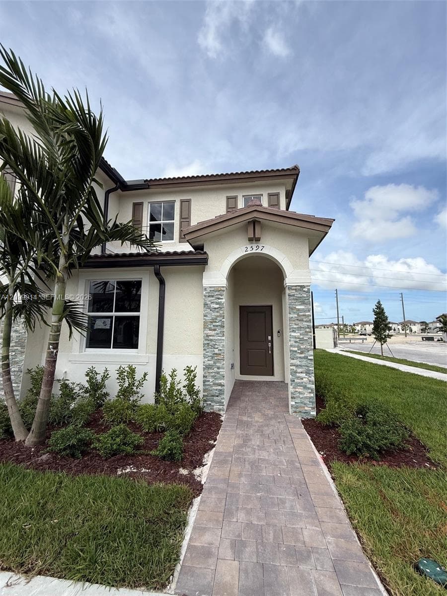 2597 SE 25th Dr photo 1