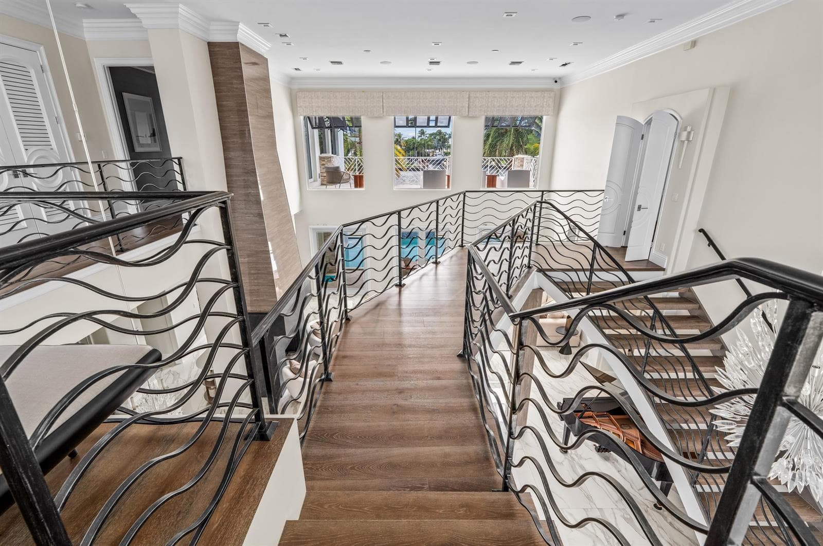 mls_STAIRS_LANDING