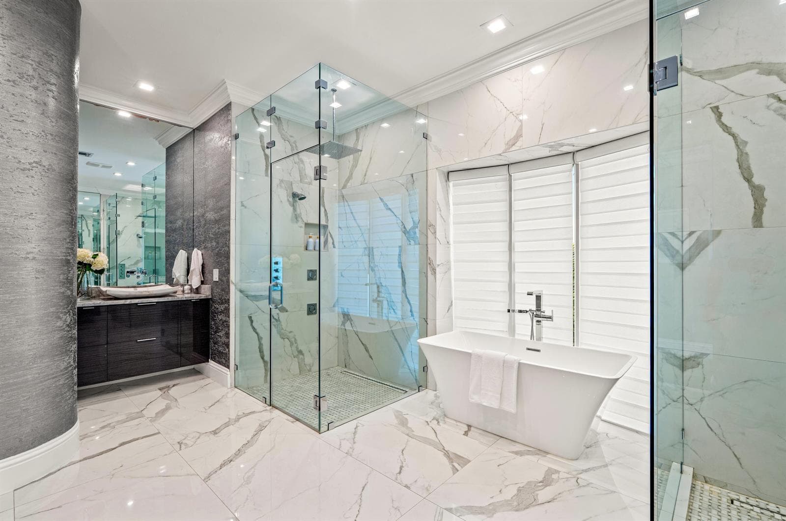 mls_PRIMARY_BATHROOM_ANGLE_LEFT