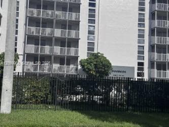 WOODSIDE APTS CONDO · #635 in North Miami Beach - Photo 2