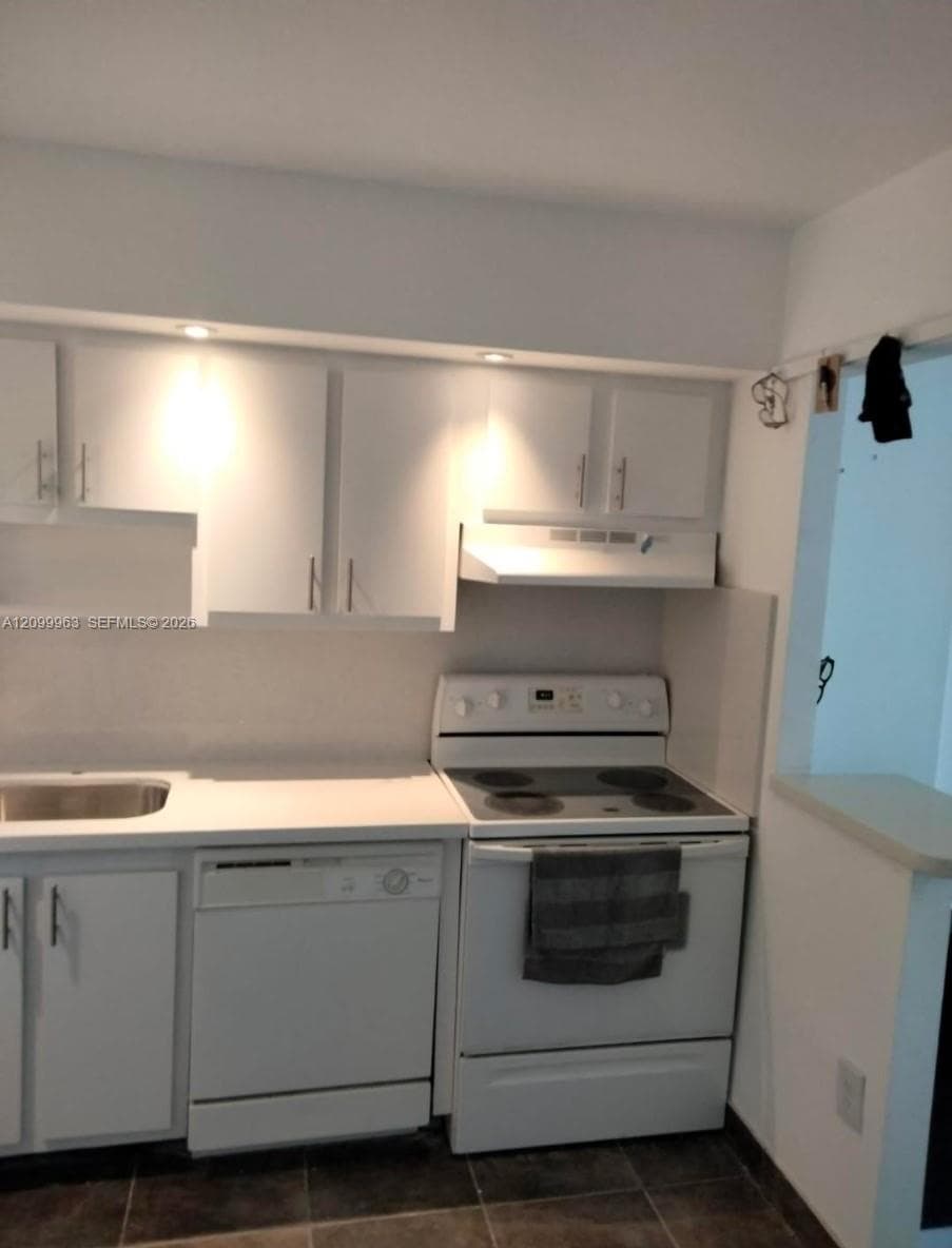 WOODSIDE APTS CONDO · #635 in North Miami Beach - Photo 4