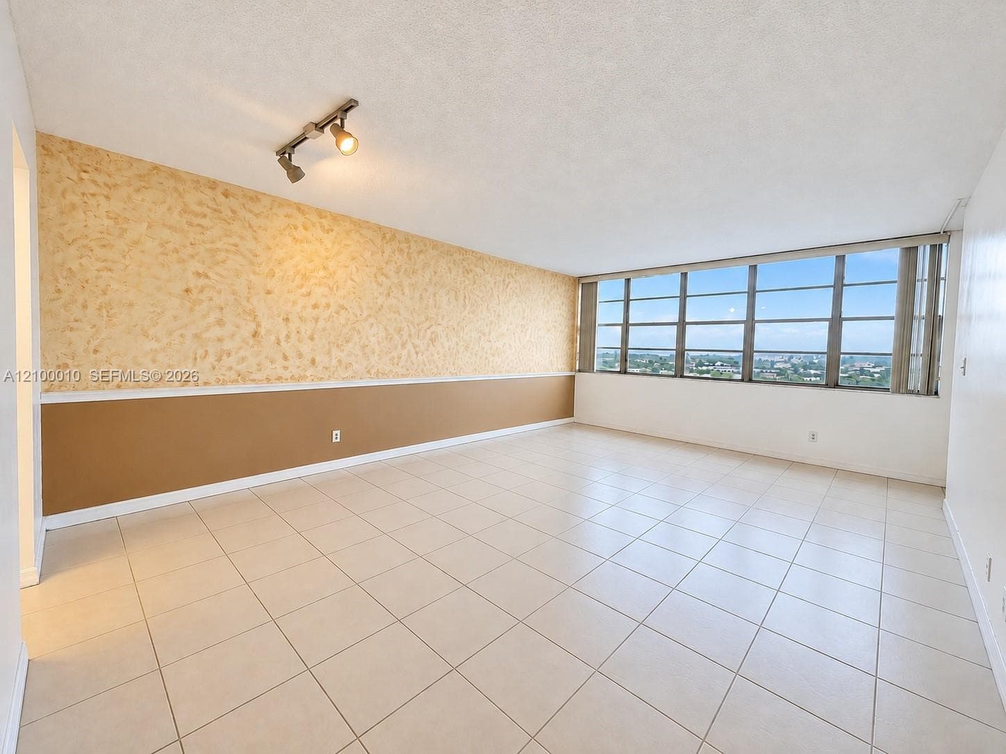 CRESTVIEW TOWERS CONDO · #919 in North Miami Beach - Photo 2