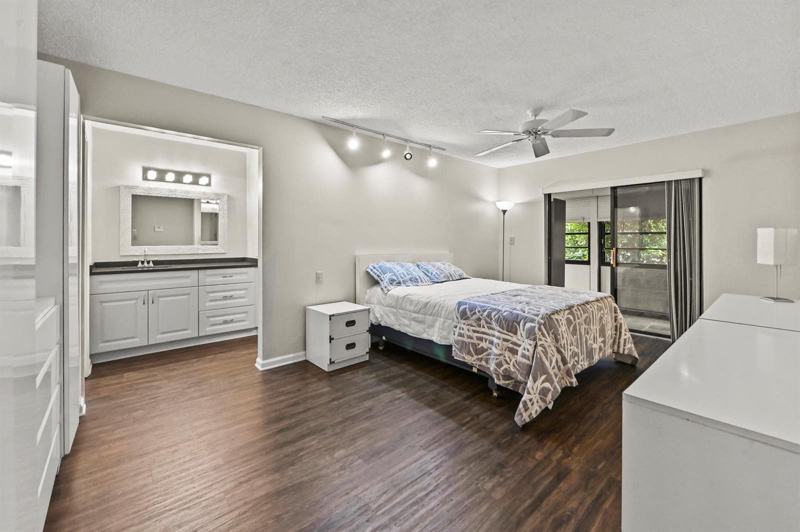 21 Bedroom 01