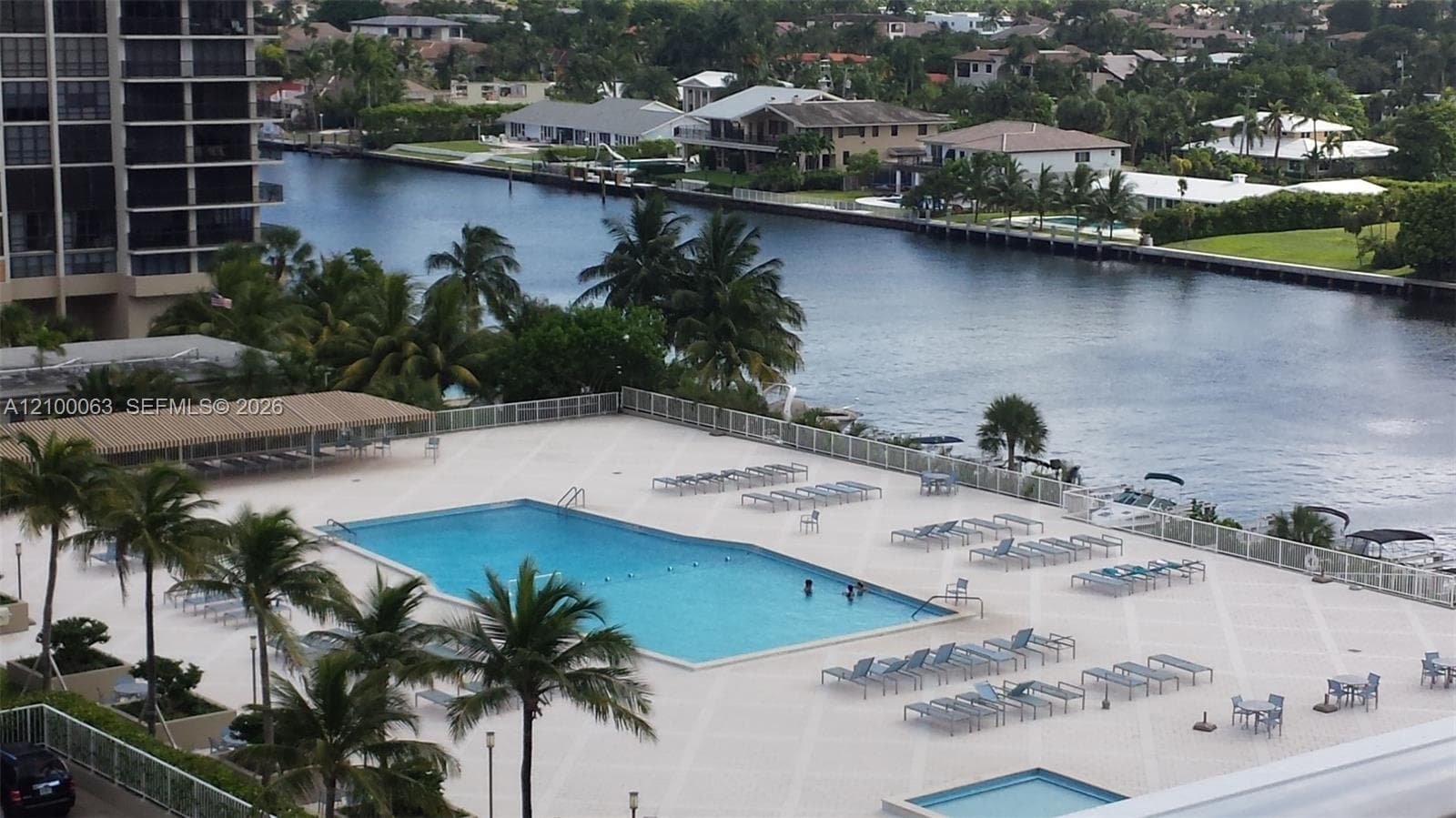 Bayside pool you can enjoy .watch the boats go by