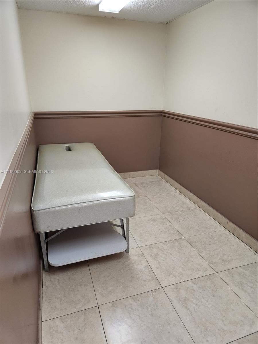 massage room and table.. like a spa in Beverly Hills