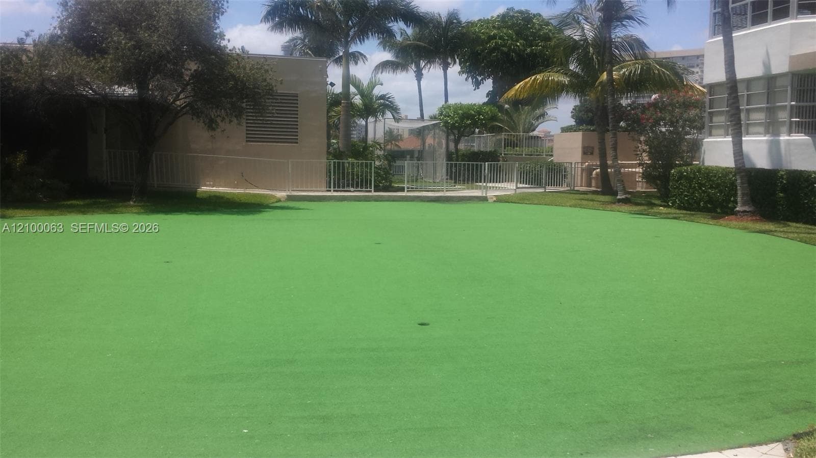 PUTTING GOLF  and DRIVING SWING NET..