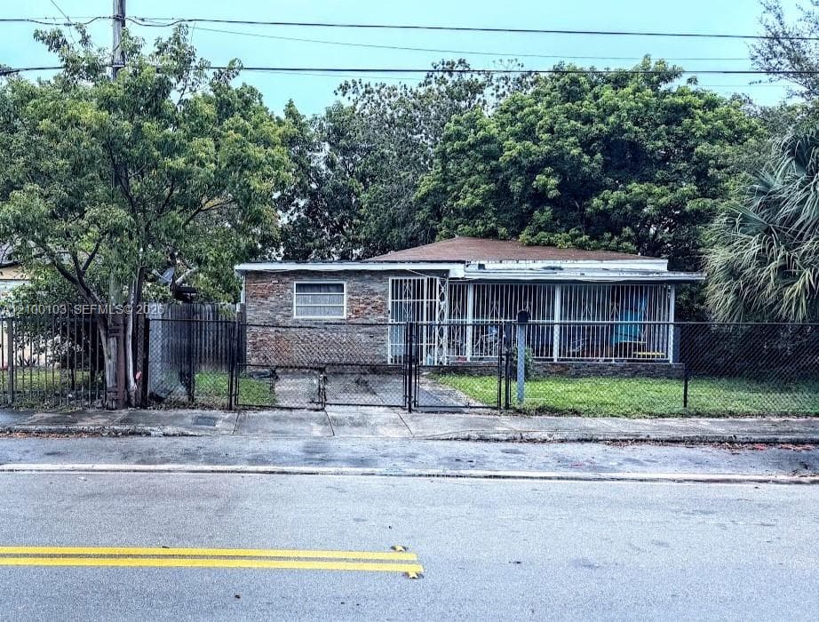1085 NW 25th St photo 3