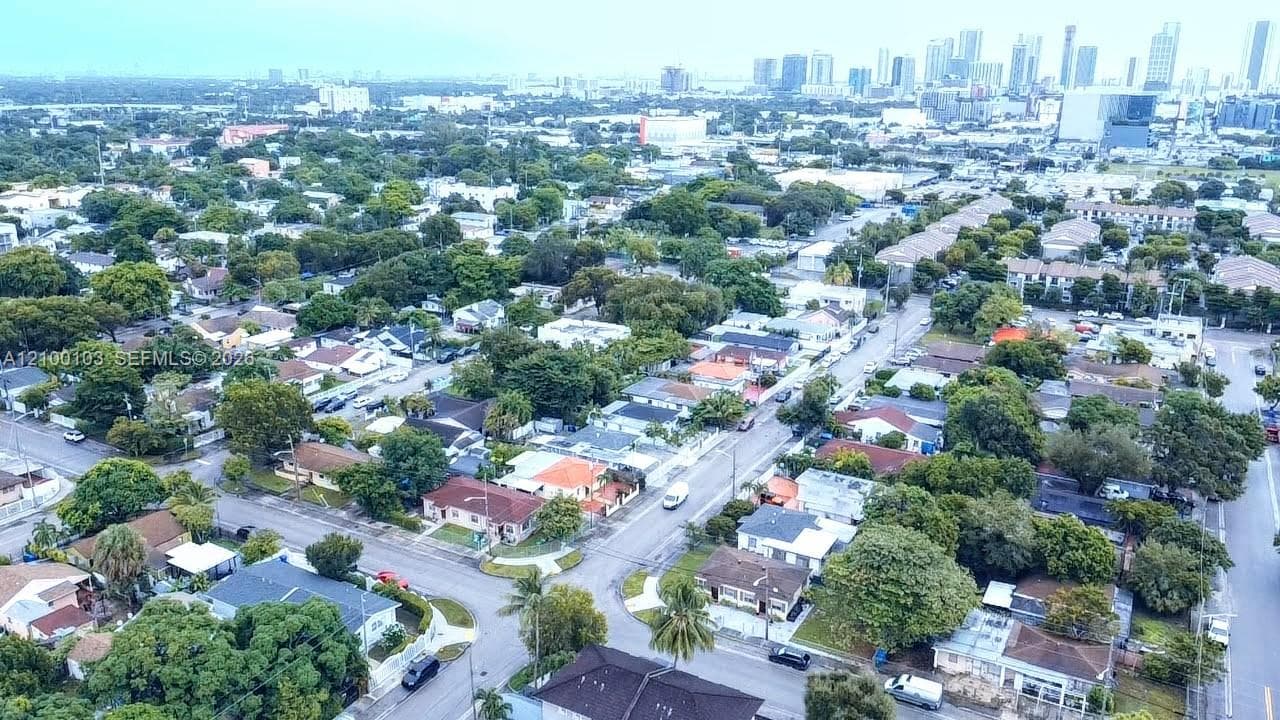1085 NW 25th St photo 11
