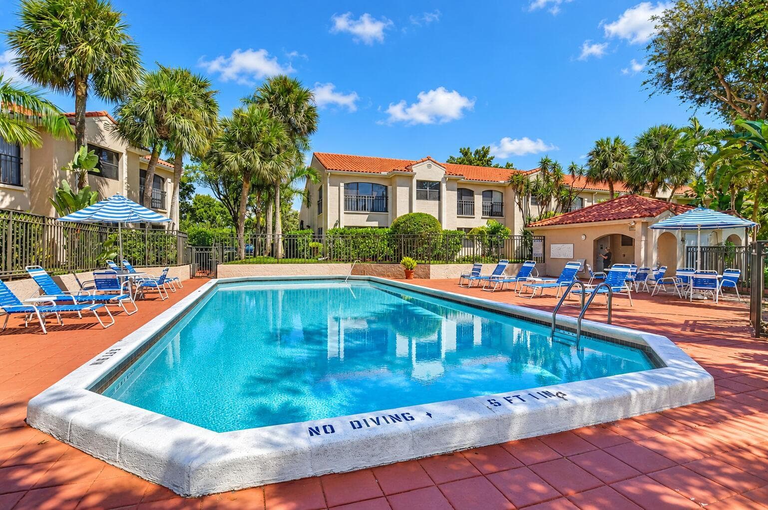 56-web-or-mls-Sunlit South Florida pools