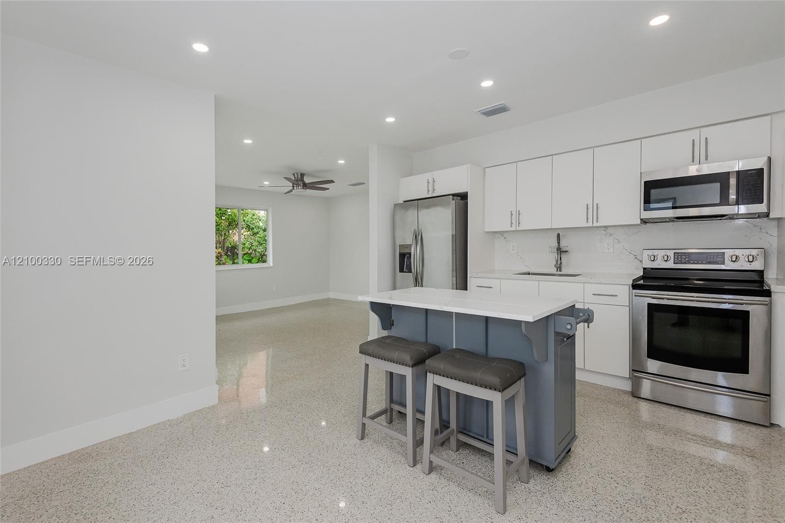 1023 SW 11th St #1023 photo 3