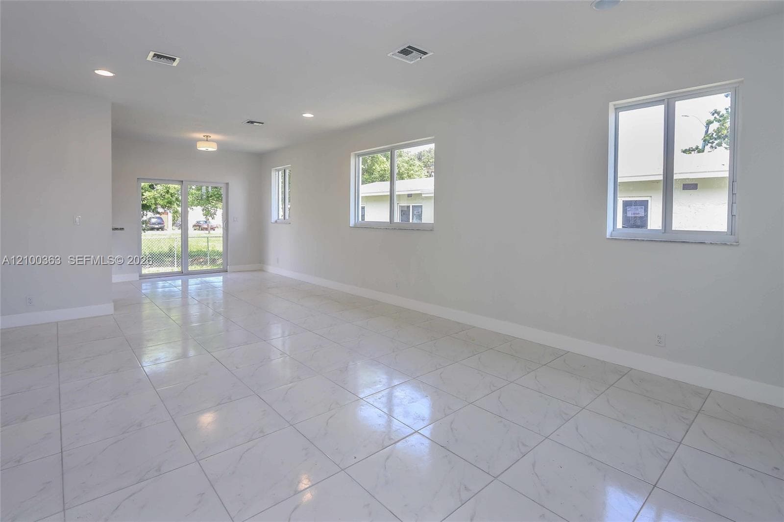 806 NW 5th Ave photo 6