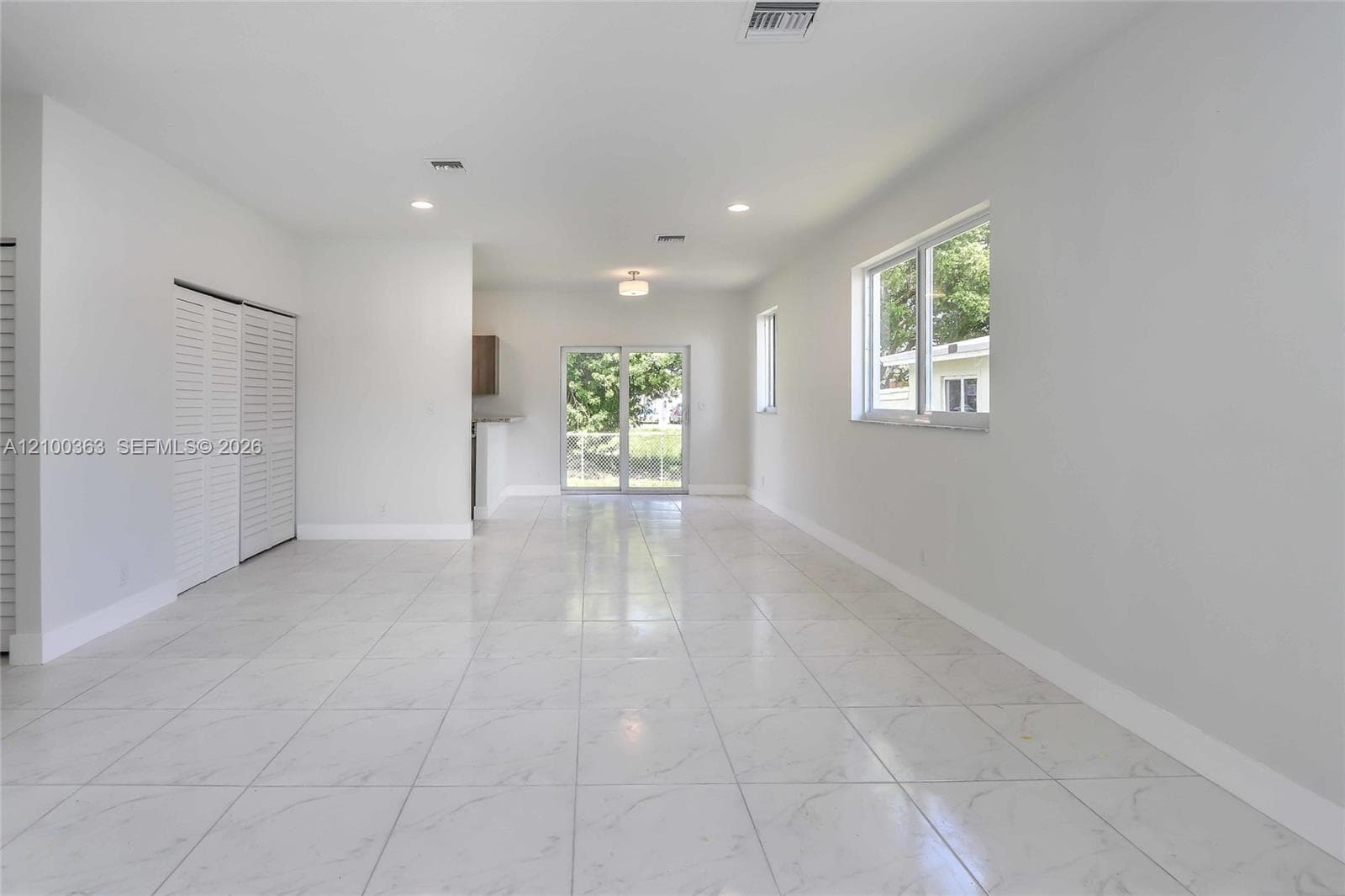 806 NW 5th Ave photo 5