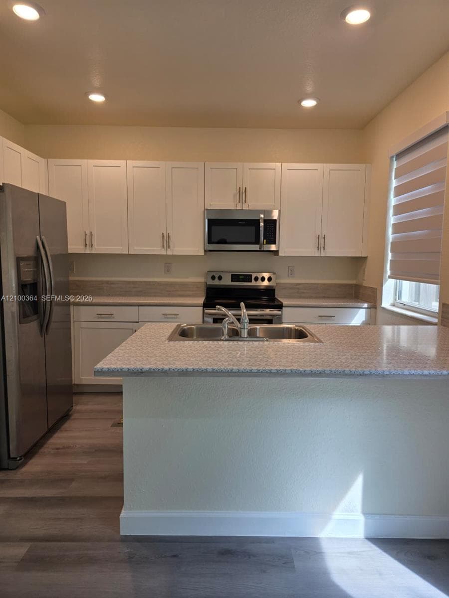 1337 SE 27th Ter photo 2