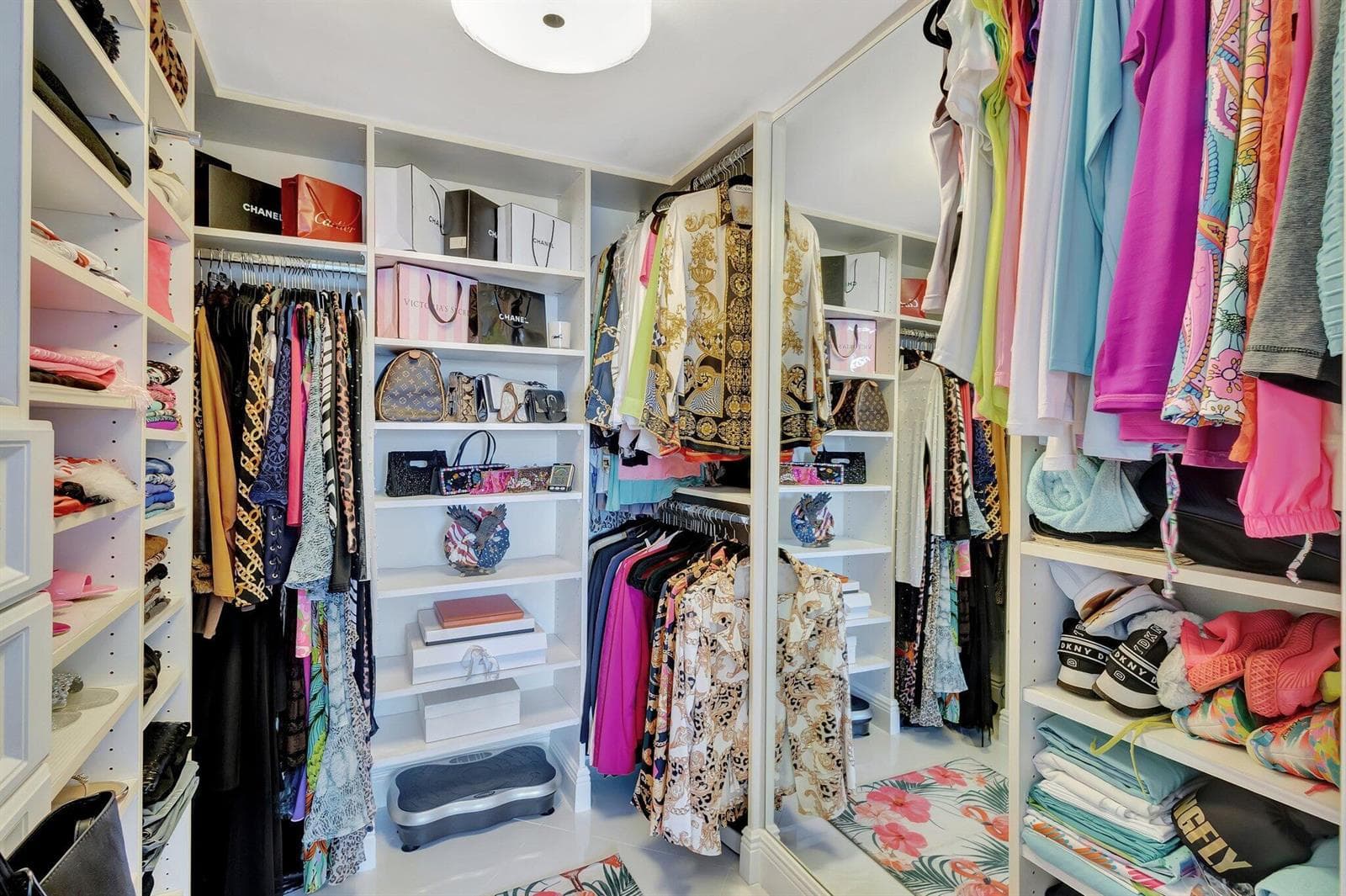 CUSTOM WALKING CLOSET