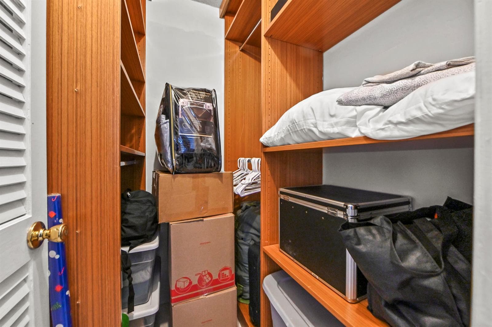 20 Closet 01