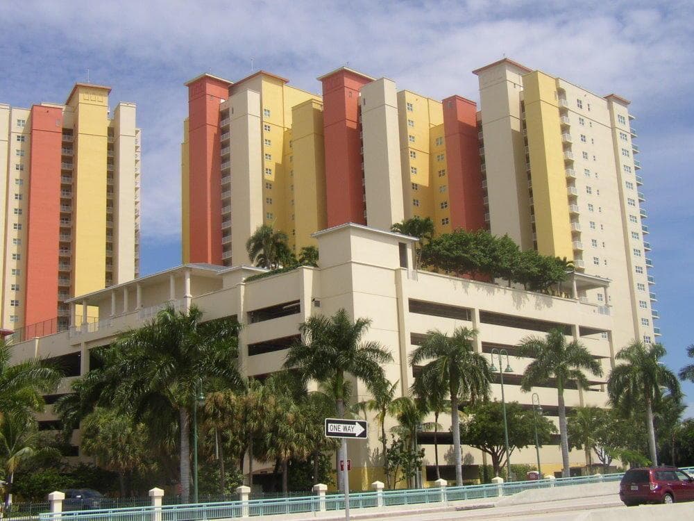 building marina grande
