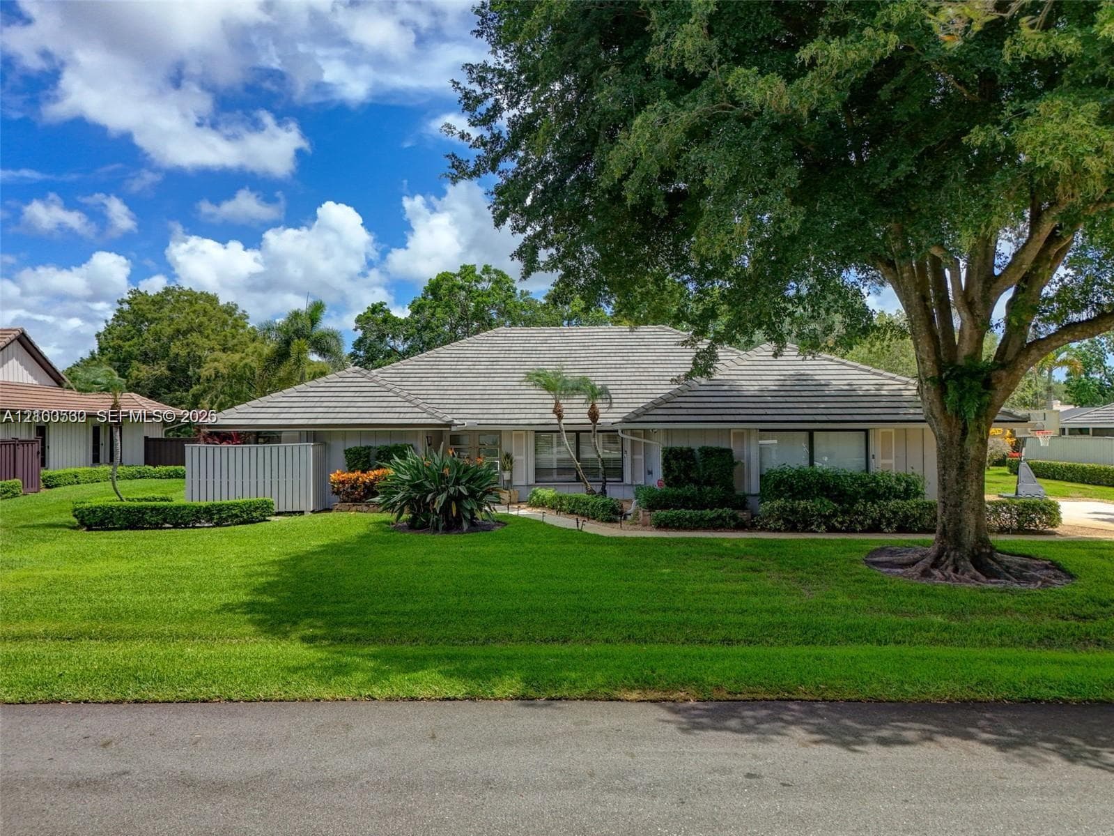 15 W Balfour Rd W photo 2