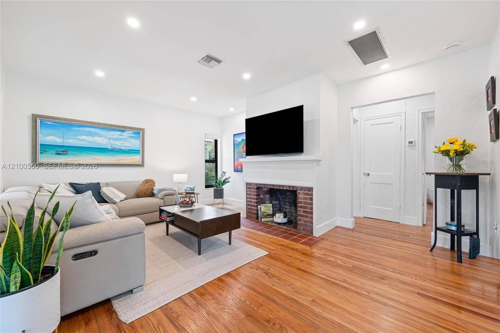 1616 Dewey St photo 2