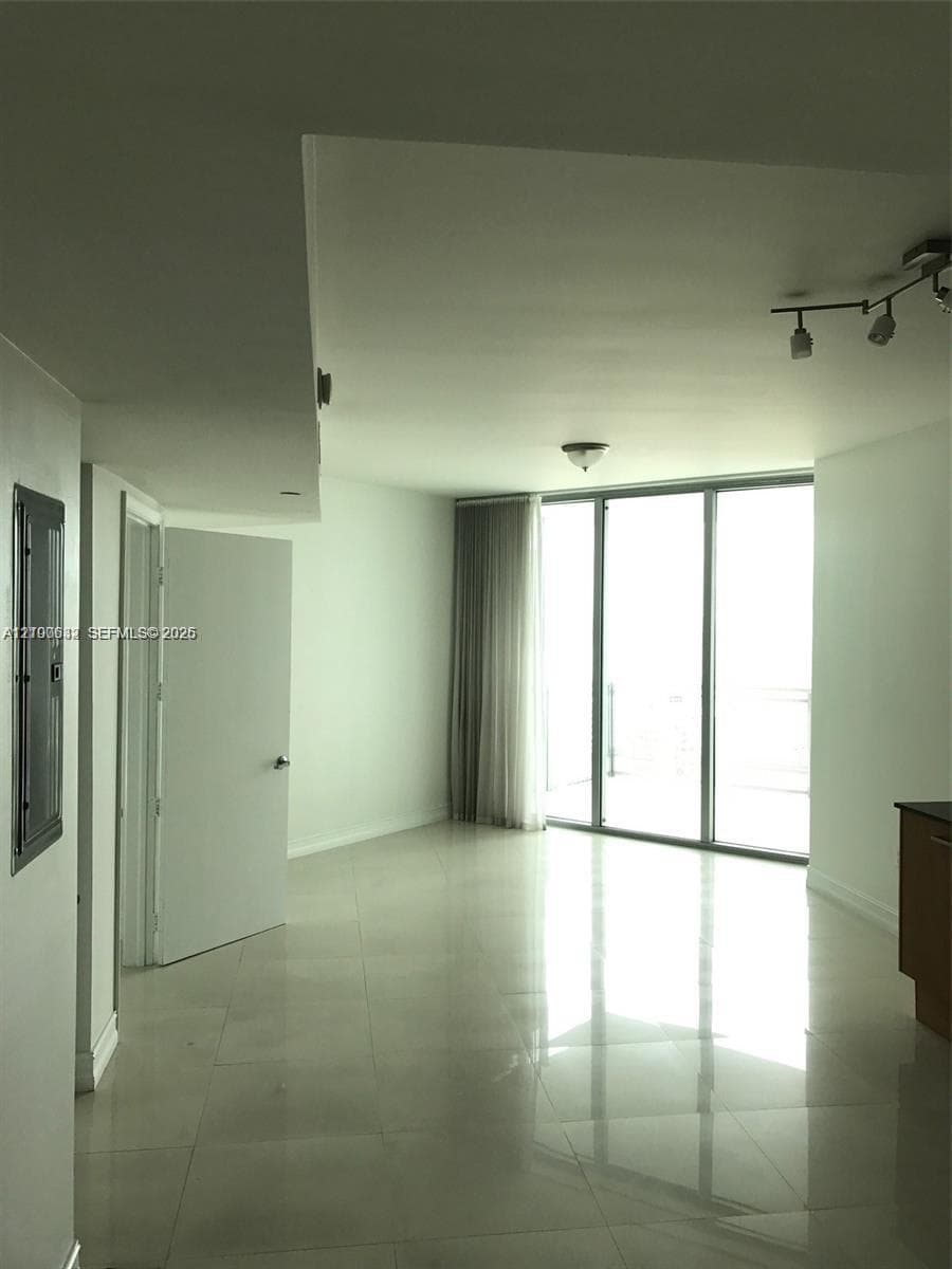 Wind at Riverfront · #2811 in Miami - Photo 2