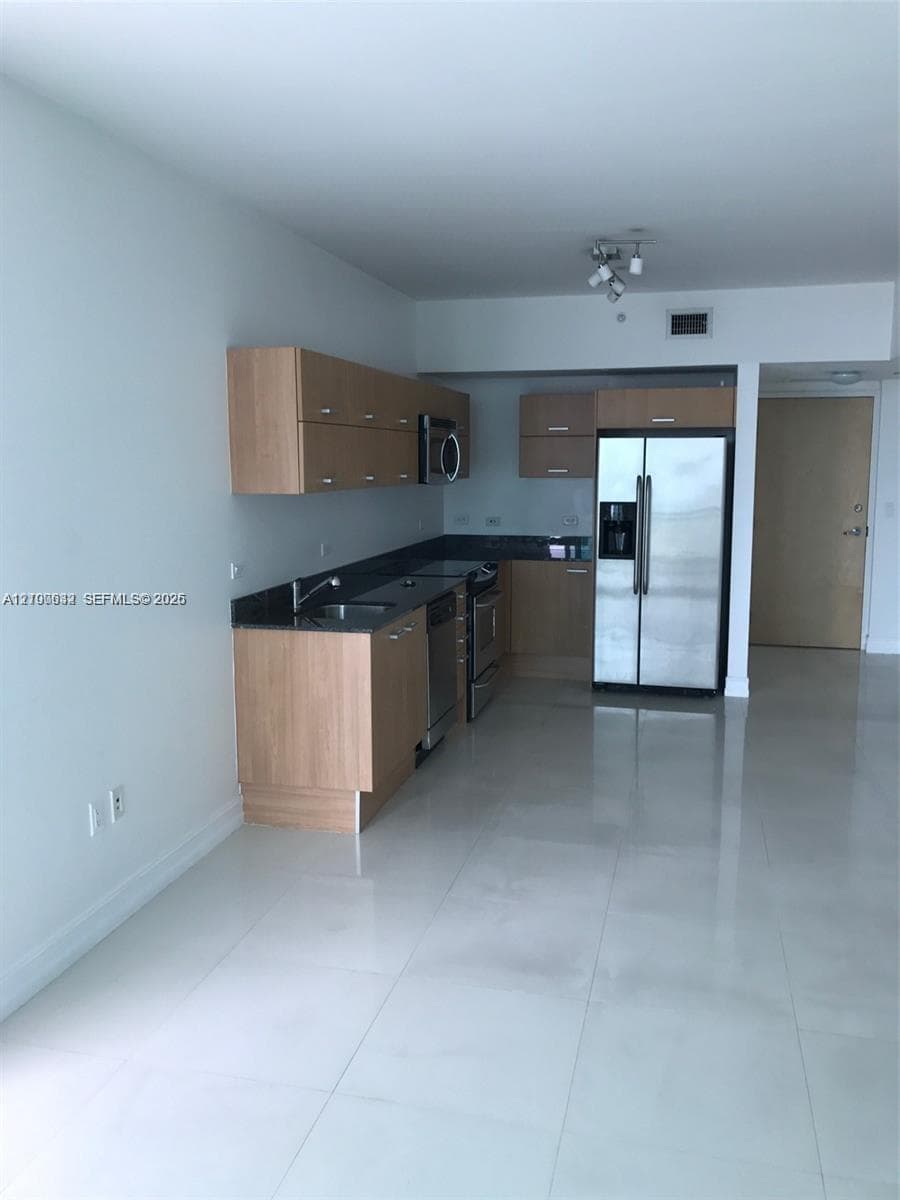 Wind at Riverfront · #2811 in Miami - Photo 3