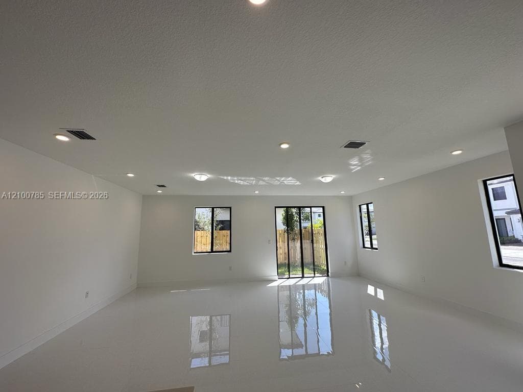 13661 SW 157th Pl photo 4