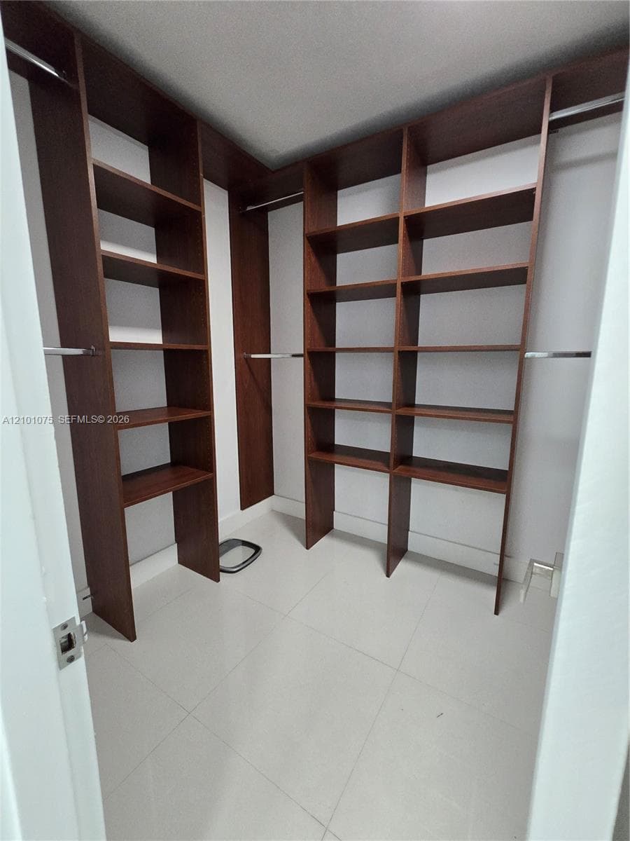 Walking closet Primary Bedroom