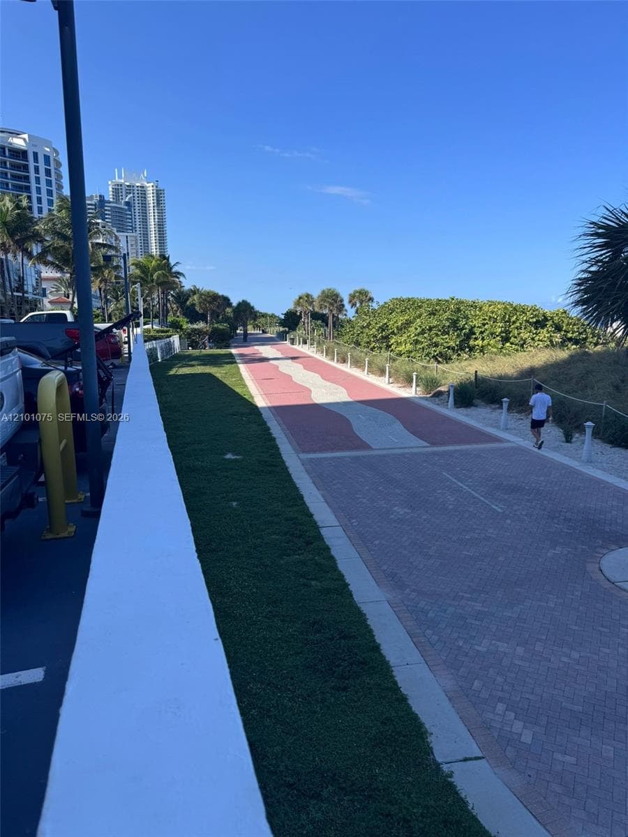 Direct access to Boulevard by the beach