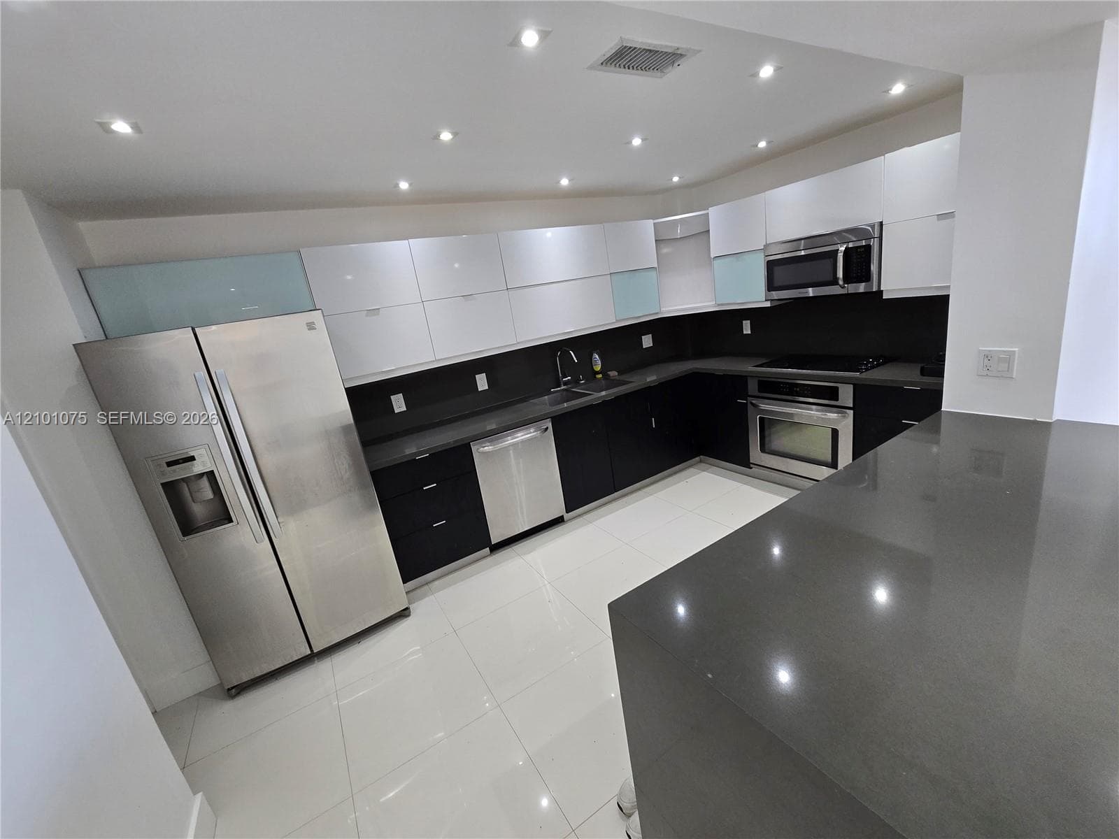 CORINTHIAN CONDO · #J4 in Miami Beach - Photo 7