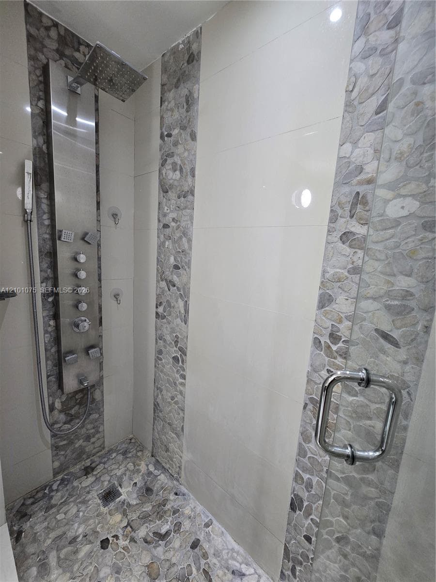 Primary bedroom's bathroom en suite