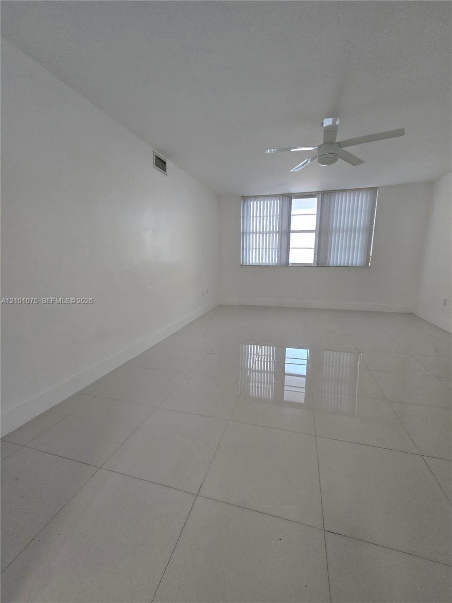 Primary very spacious bedroom
