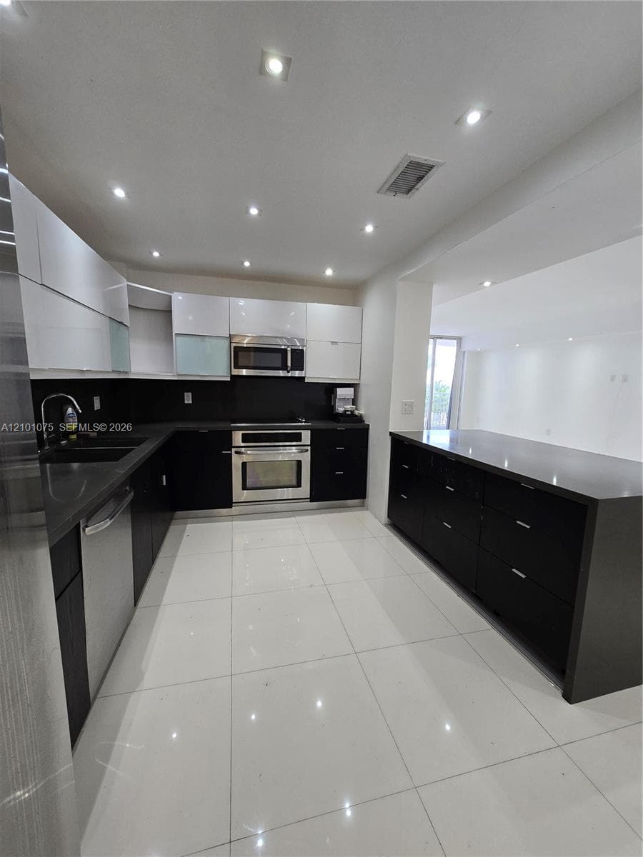 CORINTHIAN CONDO · #J4 in Miami Beach - Photo 14