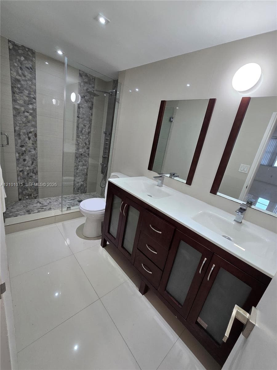 Primary bedroom's bathroom en suite