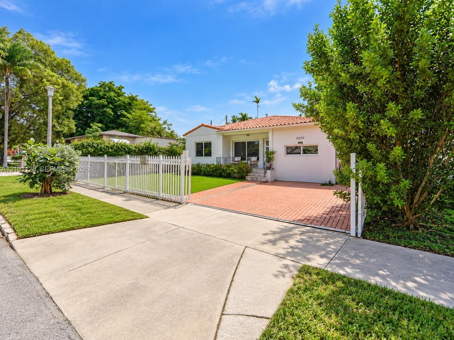 2520 SW 22nd Ter photo 2