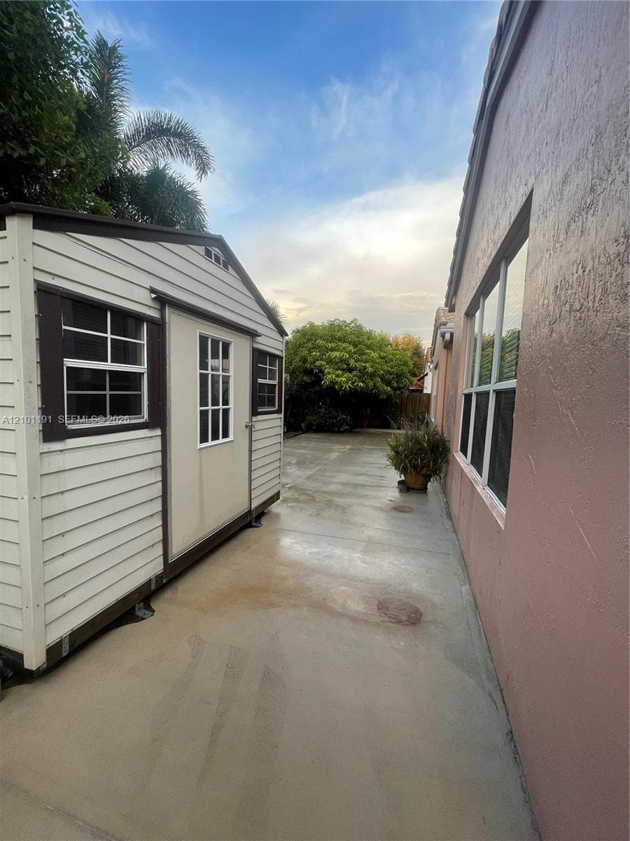 Large storage shed 10ft x 6ft — YEAR 2021