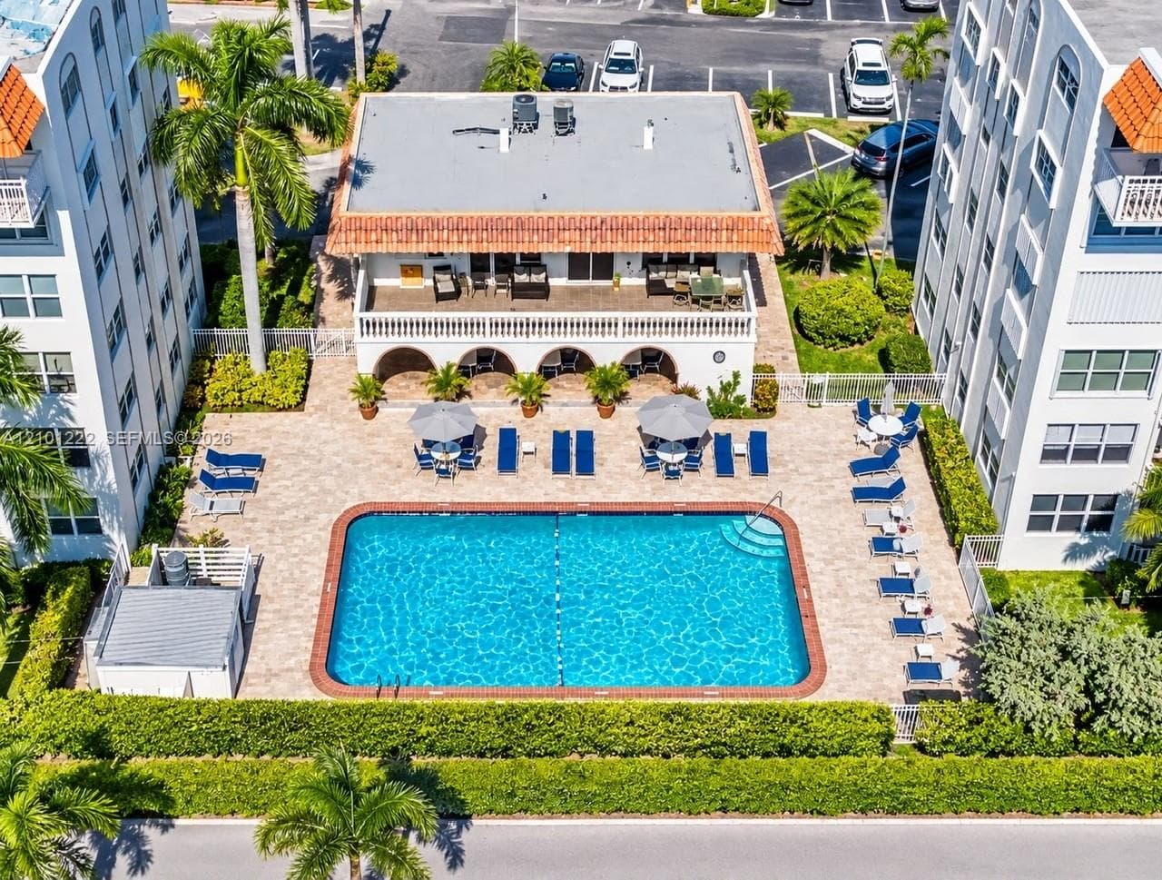 GOLDEN VIEW CONDO · #203 in Hallandale Beach - Photo 3
