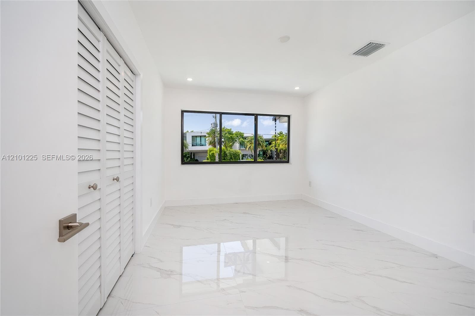 1621 S Treasure Dr photo 23
