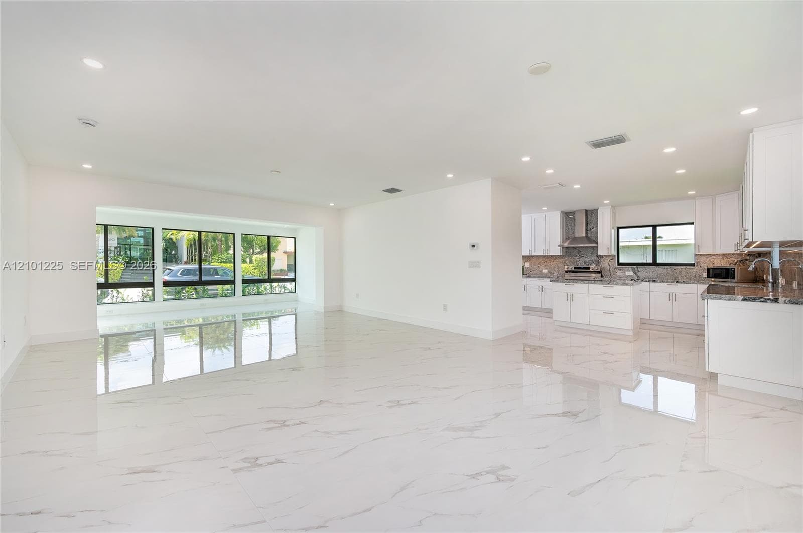 1621 S Treasure Dr photo 3