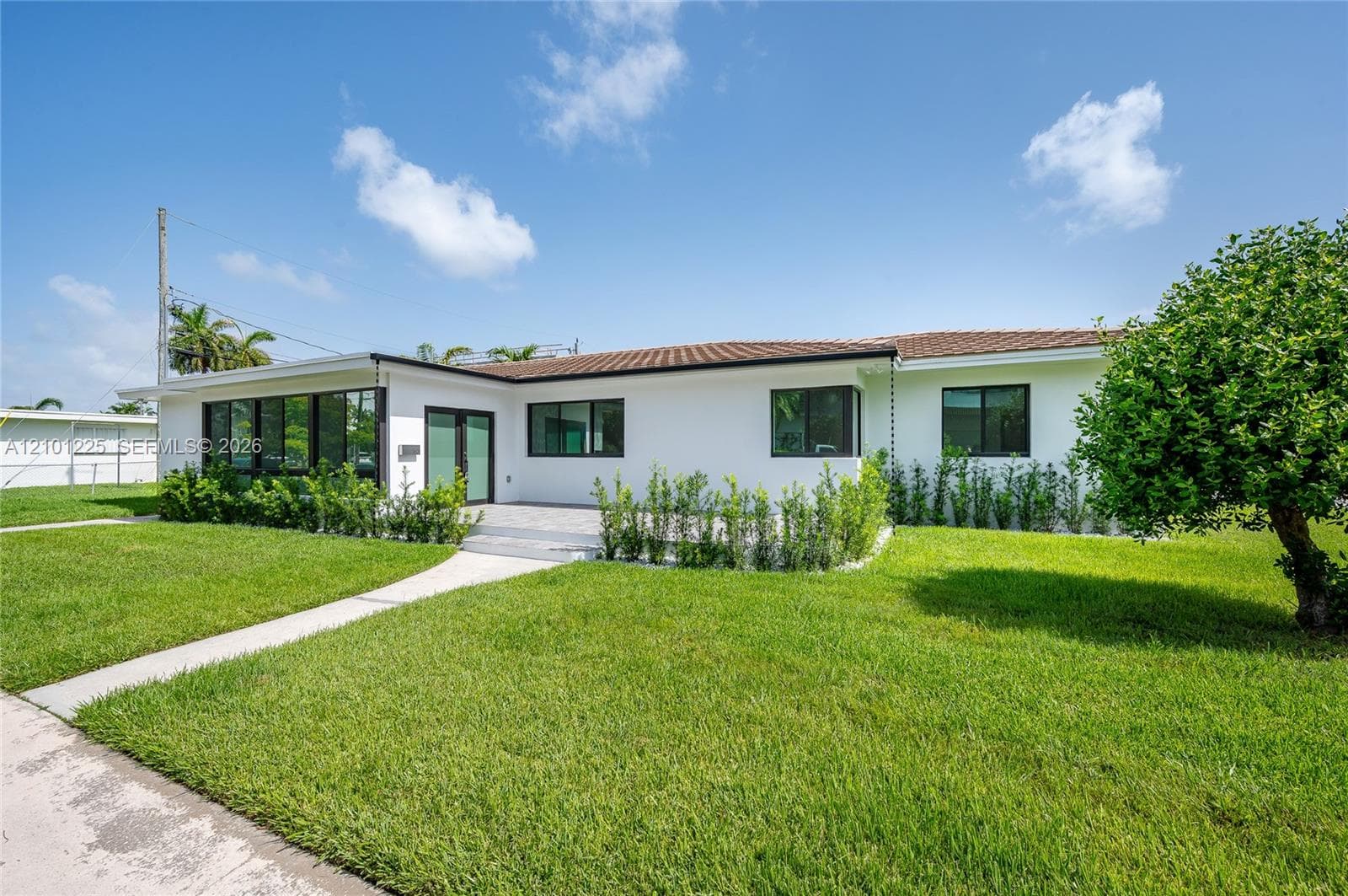 1621 S Treasure Dr photo 1