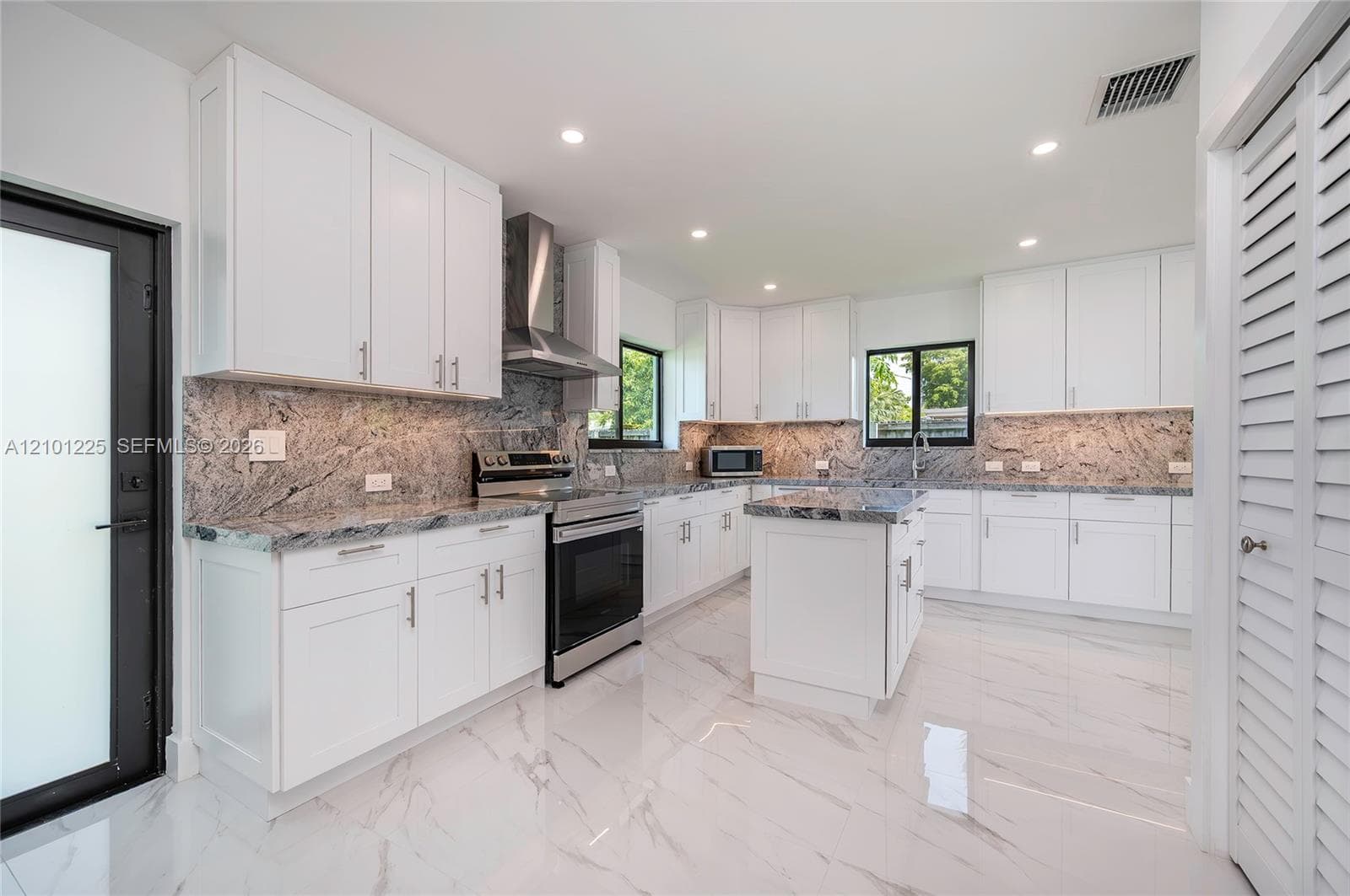 1621 S Treasure Dr photo 9