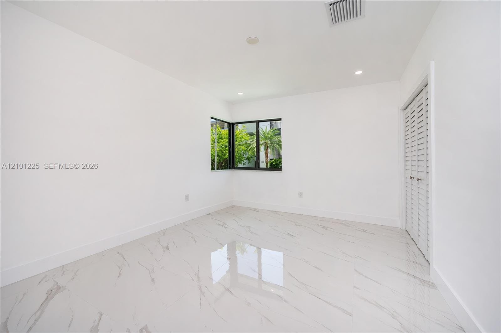 1621 S Treasure Dr photo 24