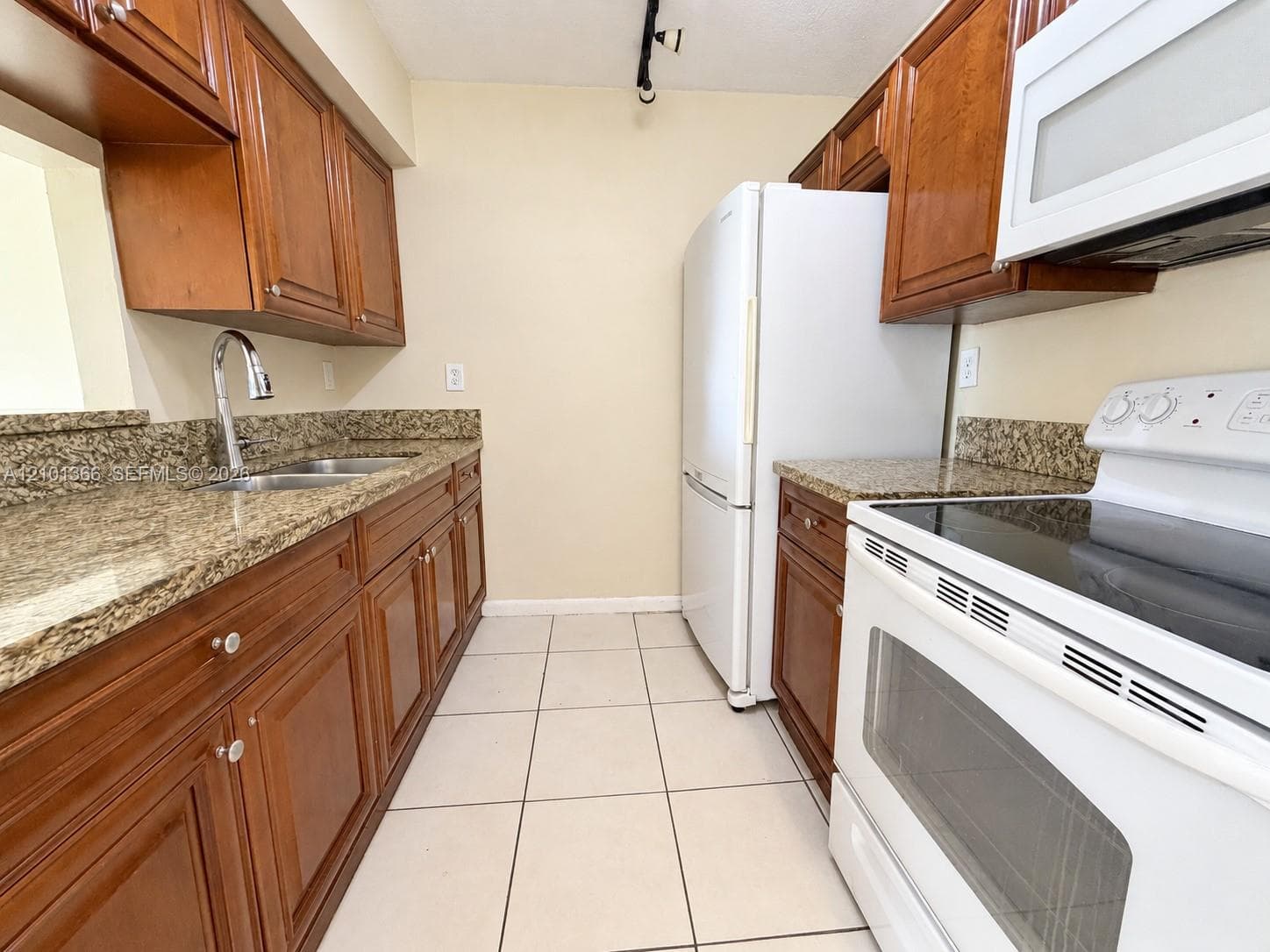 LAGUNA CLUB EAST CONDO · #210 in Miami - Photo 1