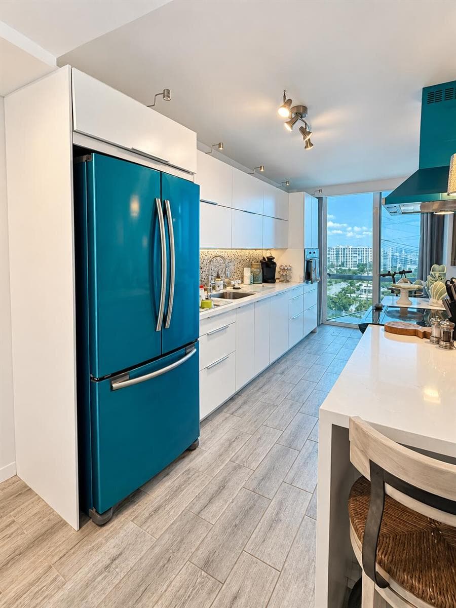 Teal Accents in a Modern Coastal Kitchen
