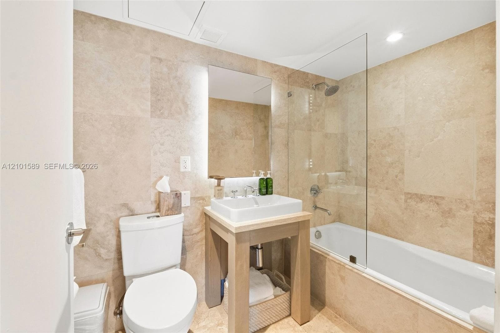 Full guest bathroom in hallway