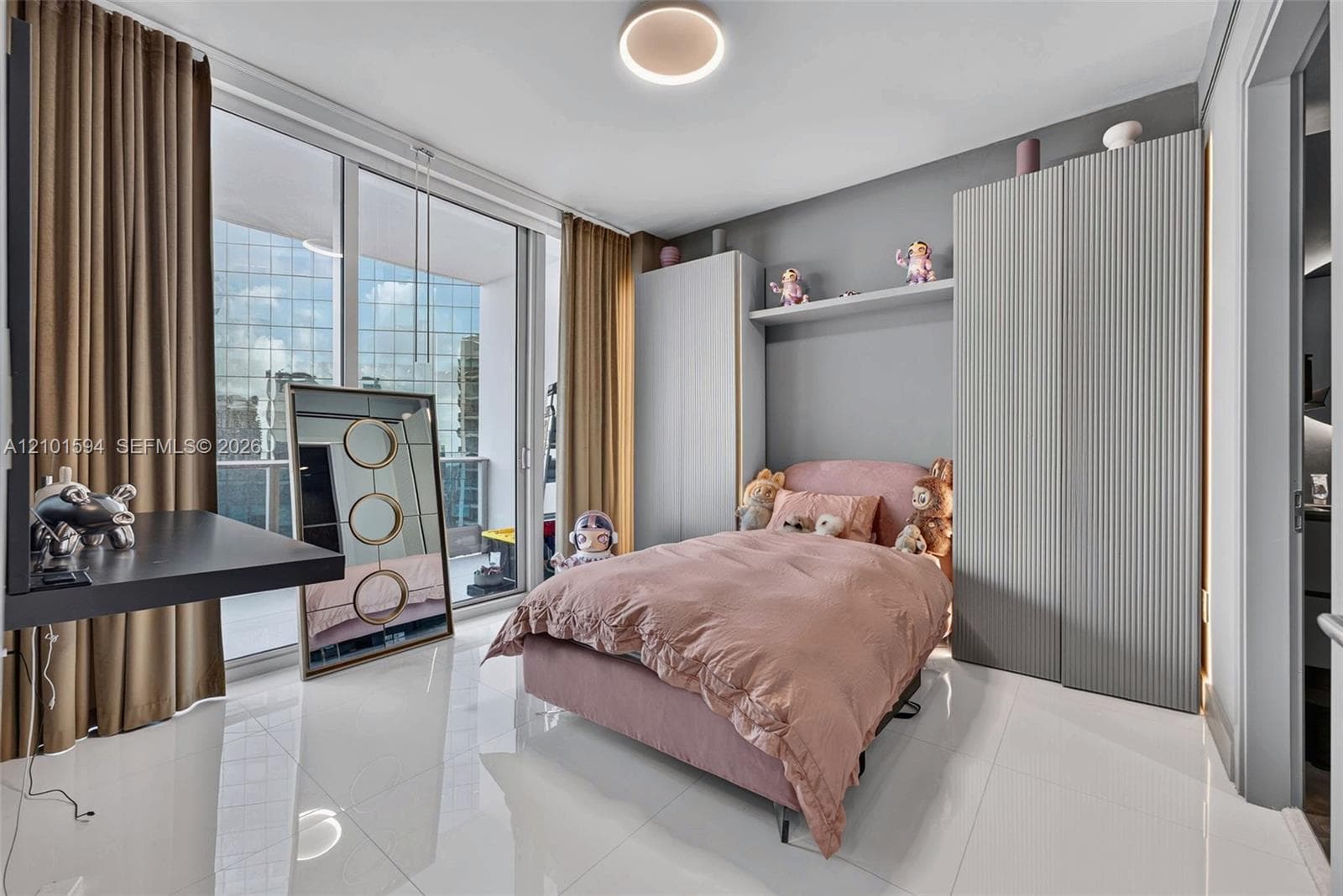 Secondary bedroom with natural light and access to the balcony.