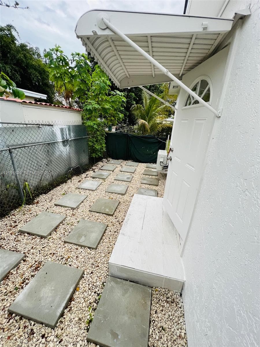 2335 W Bunche Park Dr photo 12