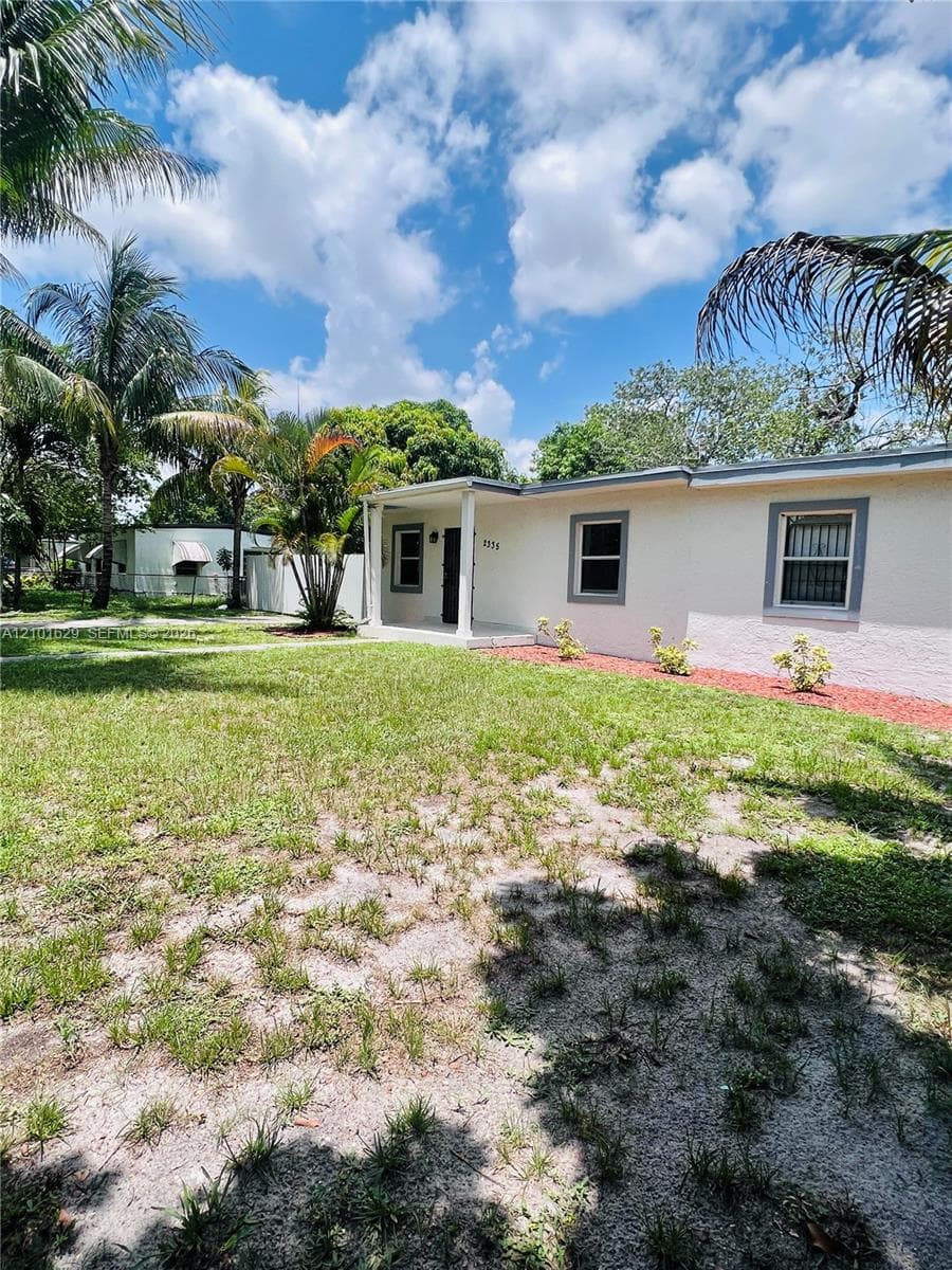 2335 W Bunche Park Dr photo 3