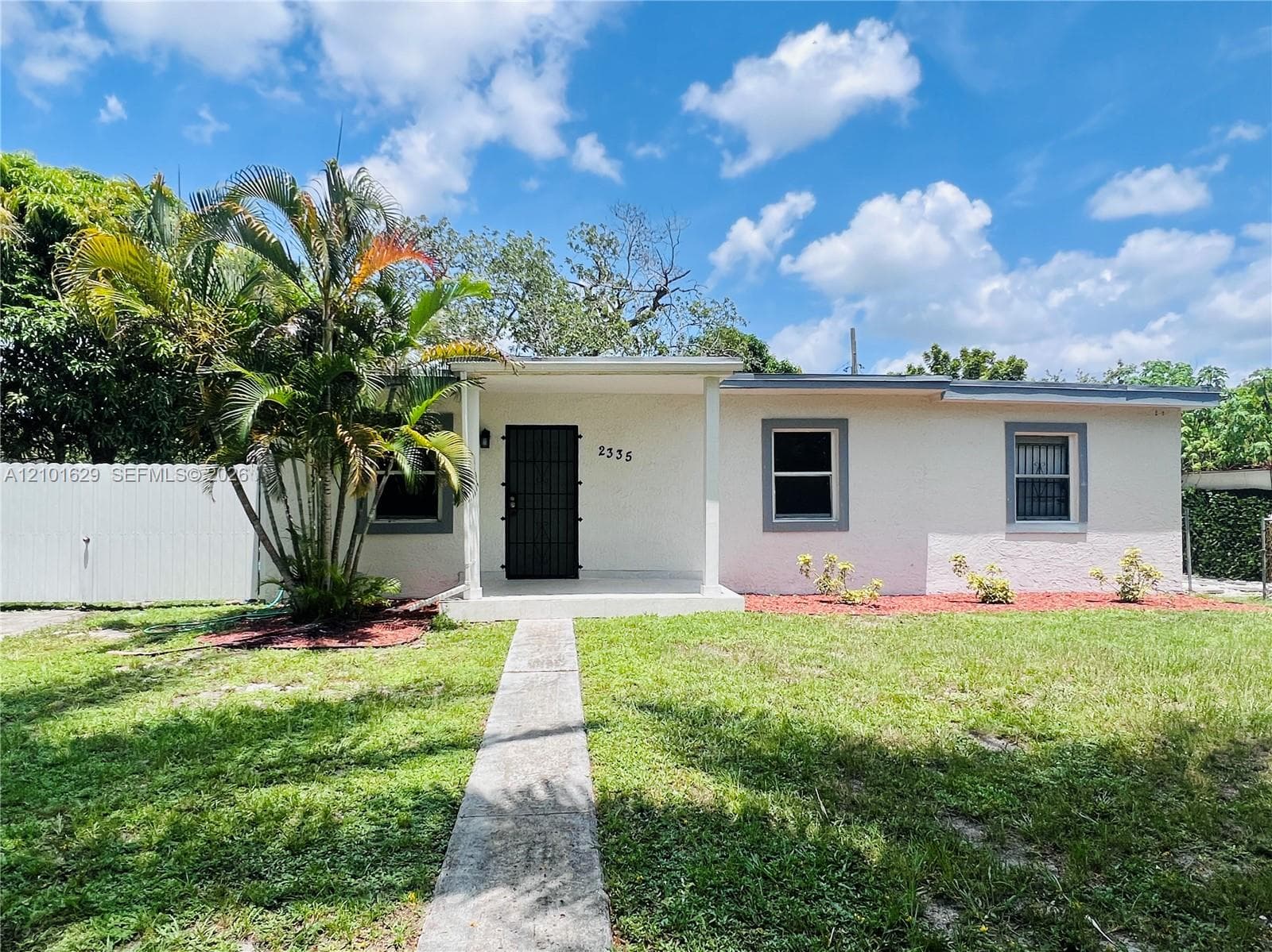 2335 W Bunche Park Dr photo 1
