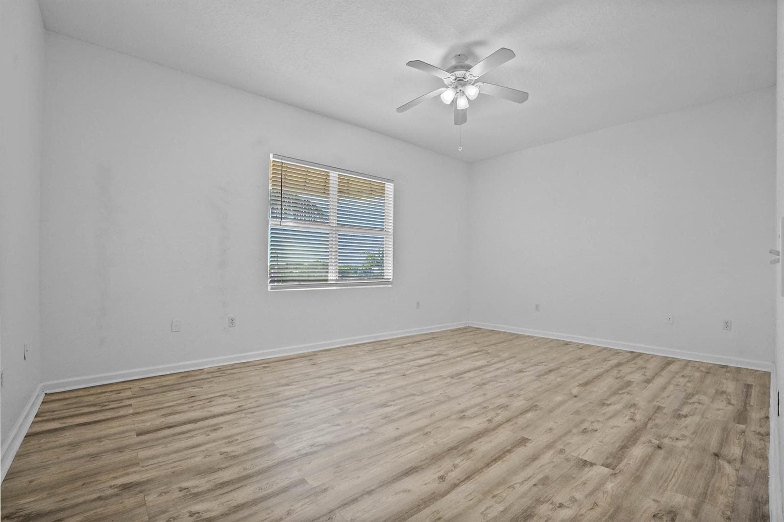 16 Bedroom 01