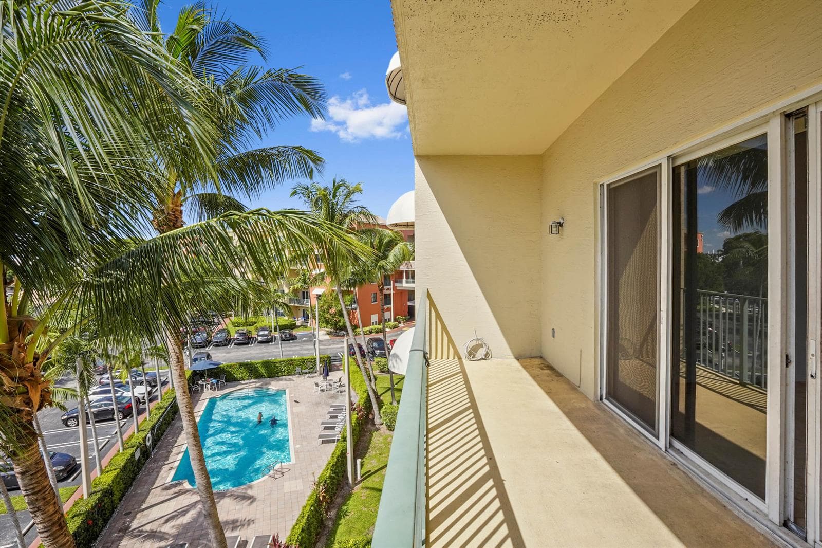 28 Balcony 01
